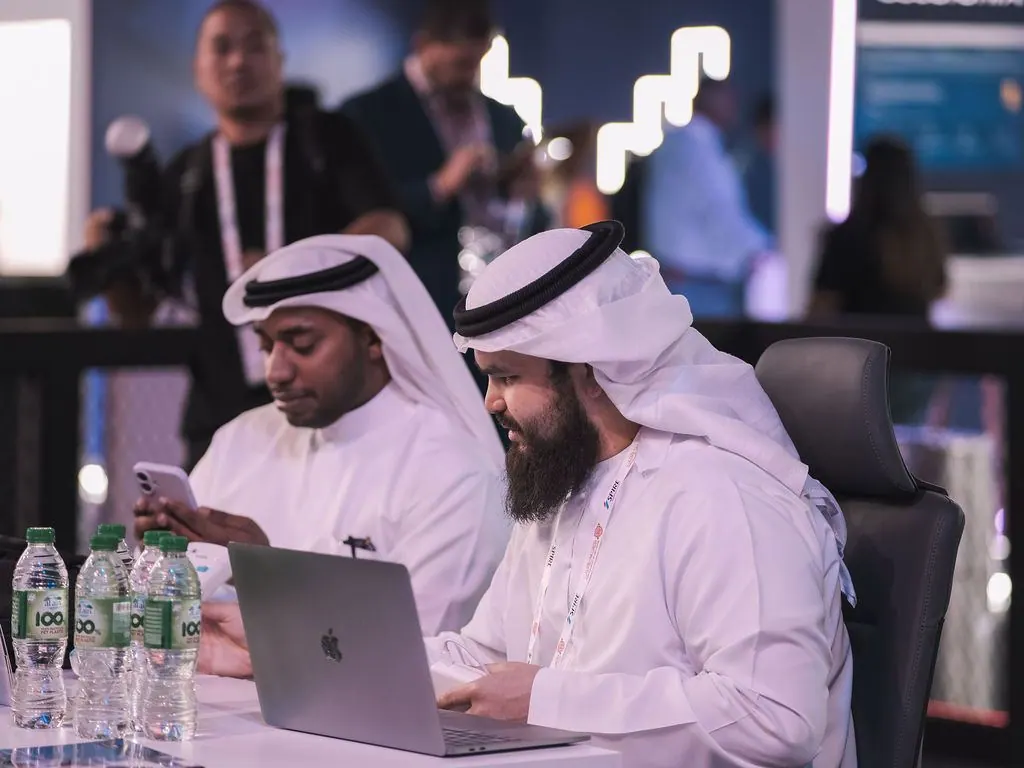 المشاركون يعملون على التحدي خلال النهائي